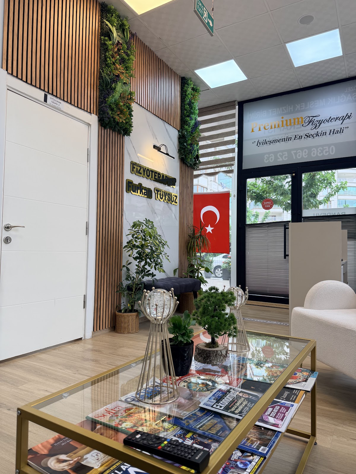 Fizyoterapist Furkan Tüysüz Kliniği Danışma ve Karşılama Salonu